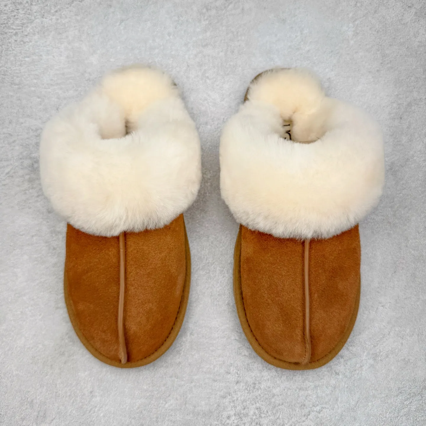 Pick up locally 💰 440 UGG slippers 2550 Star thin-soled autumn and winter sheep fur integrated snow boots. All shoes are made from the same factory as ZP. Longfeng A-grade Australian imported sheep fur integrated brand OEM production line. Fully follow the ZP process. OEM original pattern maker. Adhering to the principle of no original shoes and no development selection. Pay attention to every detail. The most authentic version on the market TREADLITE "Light Wing" technology outsole Lightweight/durable/flexible/pile size: 35 36 37 38 39 40 Coding: by2936040